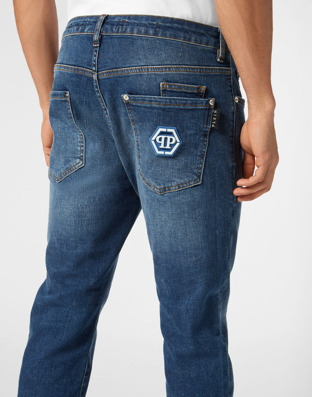 Philipp Plein Hexagon 後口袋六角形刺繡細節特寫