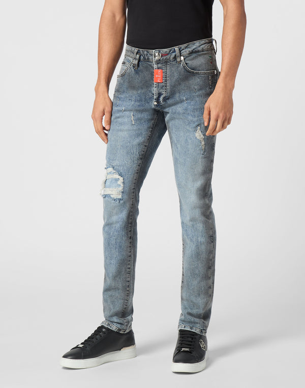 Philipp Plein 男款破損牛仔褲側面 Extra Straight 版型展示