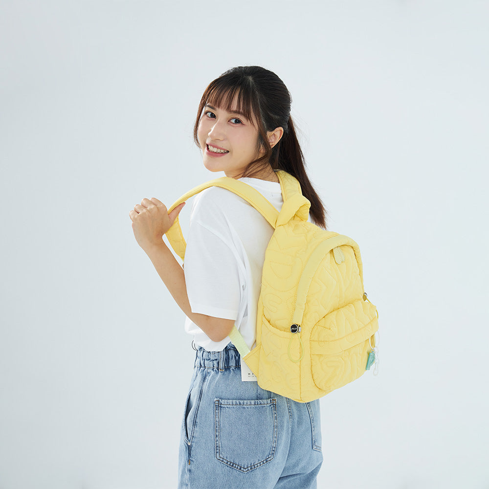 CIPU 澎澎後背包 PLAY淺黃色 S－女性模特兒雙肩背示範，側面穿搭特寫
