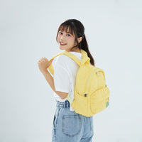 CIPU 澎澎後背包 PLAY淺黃色 S－女性模特兒雙肩背示範，側面穿搭特寫