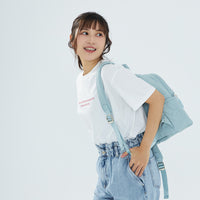 CIPU 澎澎後背包 PLAY莫蘭迪綠 S－女性模特兒雙肩背示範，側面穿搭特寫