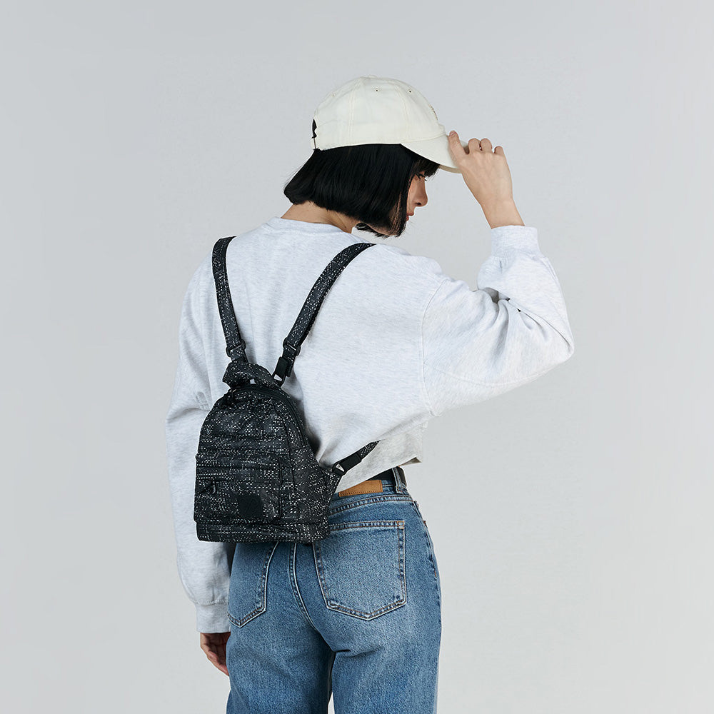 BB-AQ-2B_02.JPG CIPU XS後背包 ECO黑針呢 再生尼龍 模特兒正面單肩斜背穿搭展示