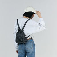 BB-AQ-2B_02.JPG CIPU XS後背包 ECO黑針呢 再生尼龍 模特兒正面單肩斜背穿搭展示