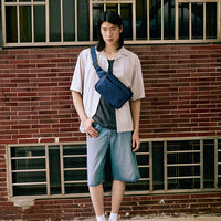 CIPU Dayflow輕簡胸包 蝴蝶藍 男模特兒戶外正面斜背全身造型展示