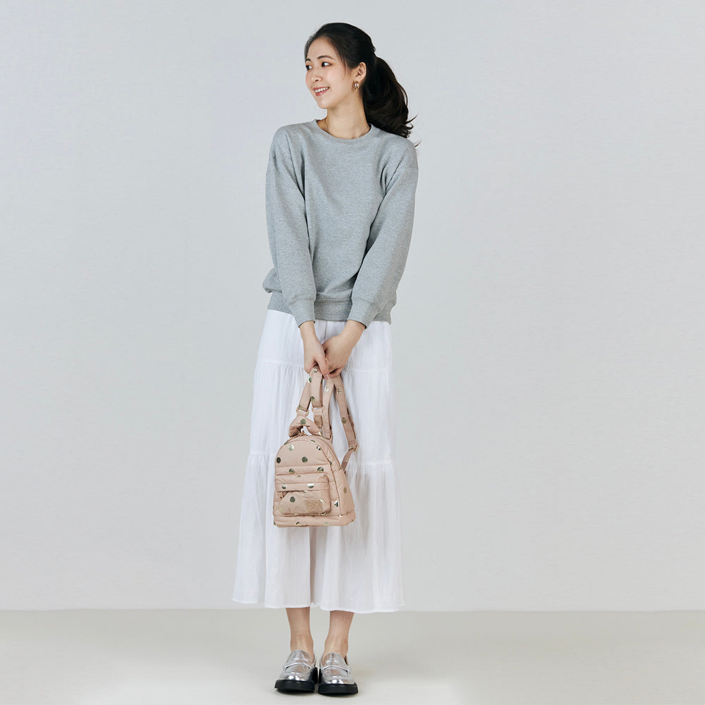 CIPU Airy後背包3WAY ECO裸金點 XS－女性模特兒手提示範，全身穿搭正面