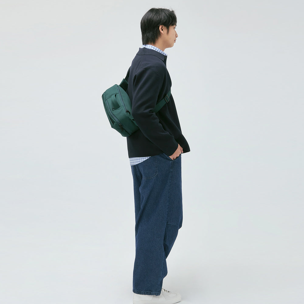 CIPU Dayflow單肩挎包 梧桐綠 男模特兒正面斜背造型展示