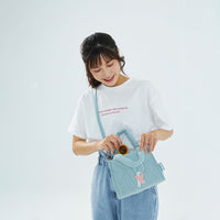 CIPU 澎澎手提包 莫蘭迪綠  模特兒開口取物展示，呈現包包開口與內部空間