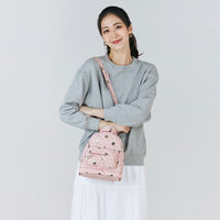 CIPU Airy後背包3WAY ECO粉金點 XS－女性模特兒側背示範，斜背帶穿搭正面