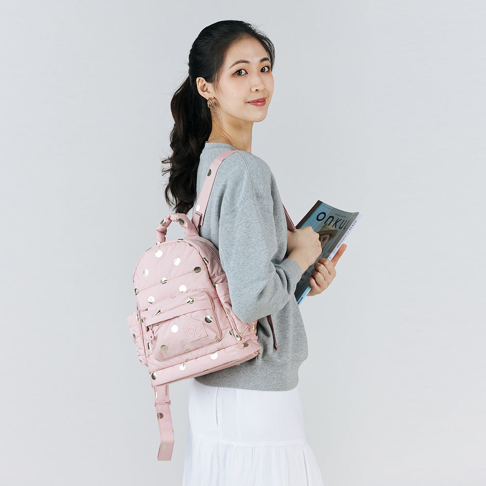 CIPU Airy後背包 ECO粉金點 S－女性模特兒側面示範，雙肩背包搭配雜誌手持穿搭