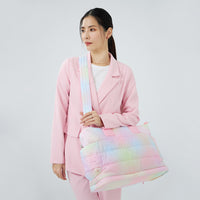 CIPU Airy側背包 ECO幻彩銀 L 模特兒斜背側身展示，搭配粉色西裝套裝