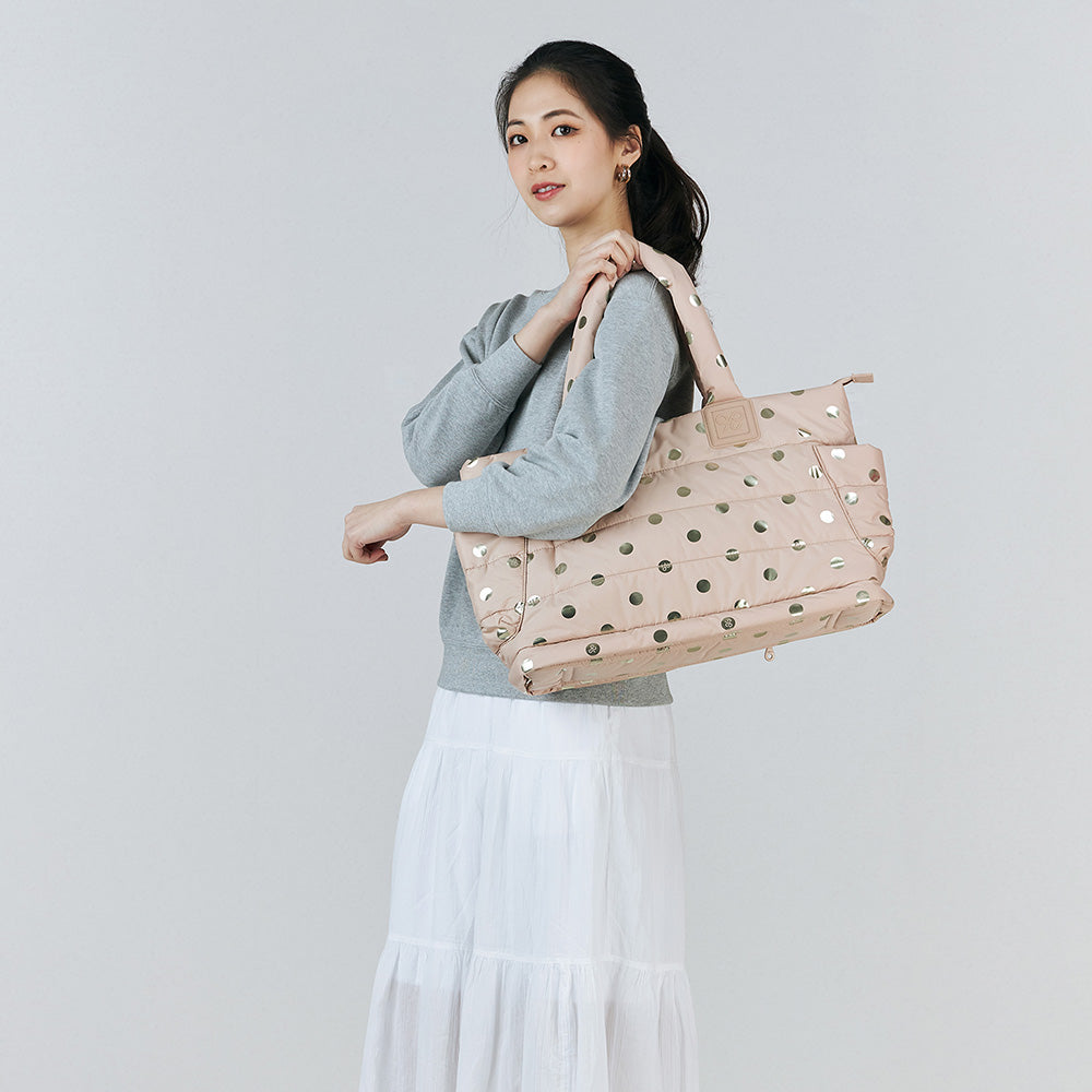 CIPU Airy側背包 ECO裸金點 L號 模特兒肩背側面展示，展現包款容量與金點印花全貌