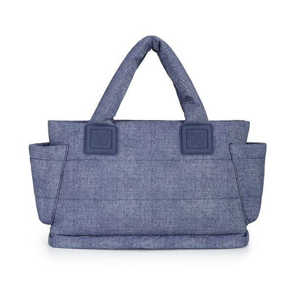 CIPU Airy側背包 ECO藍心牛仔 M－正面特寫，牛仔藍布紋質感與雙側口袋細節