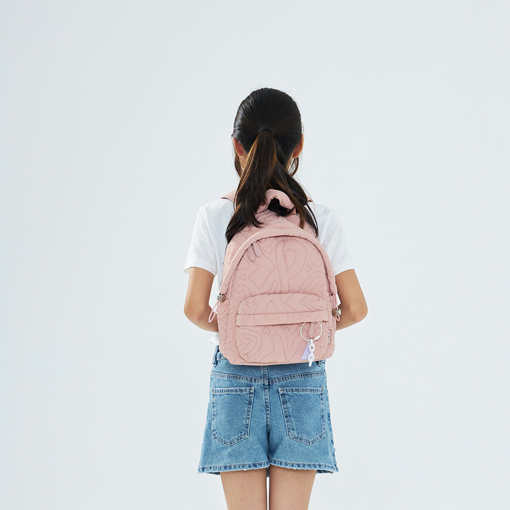 CIPU 澎澎後背包 PLAY藕粉 S－女童背面示範，雙肩背包穿搭全身