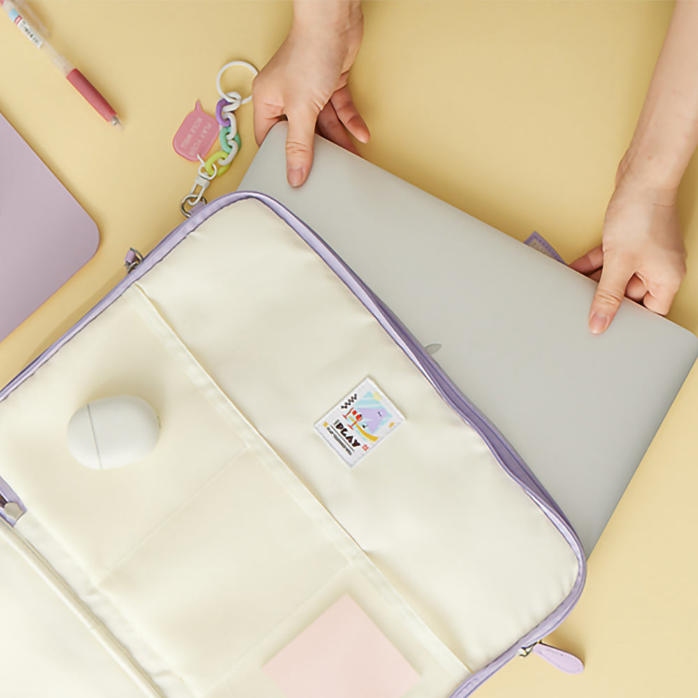 CIPU 澎澎2WAY筆電包 紫色 M－桌面情境近拍，展示壓紋質感