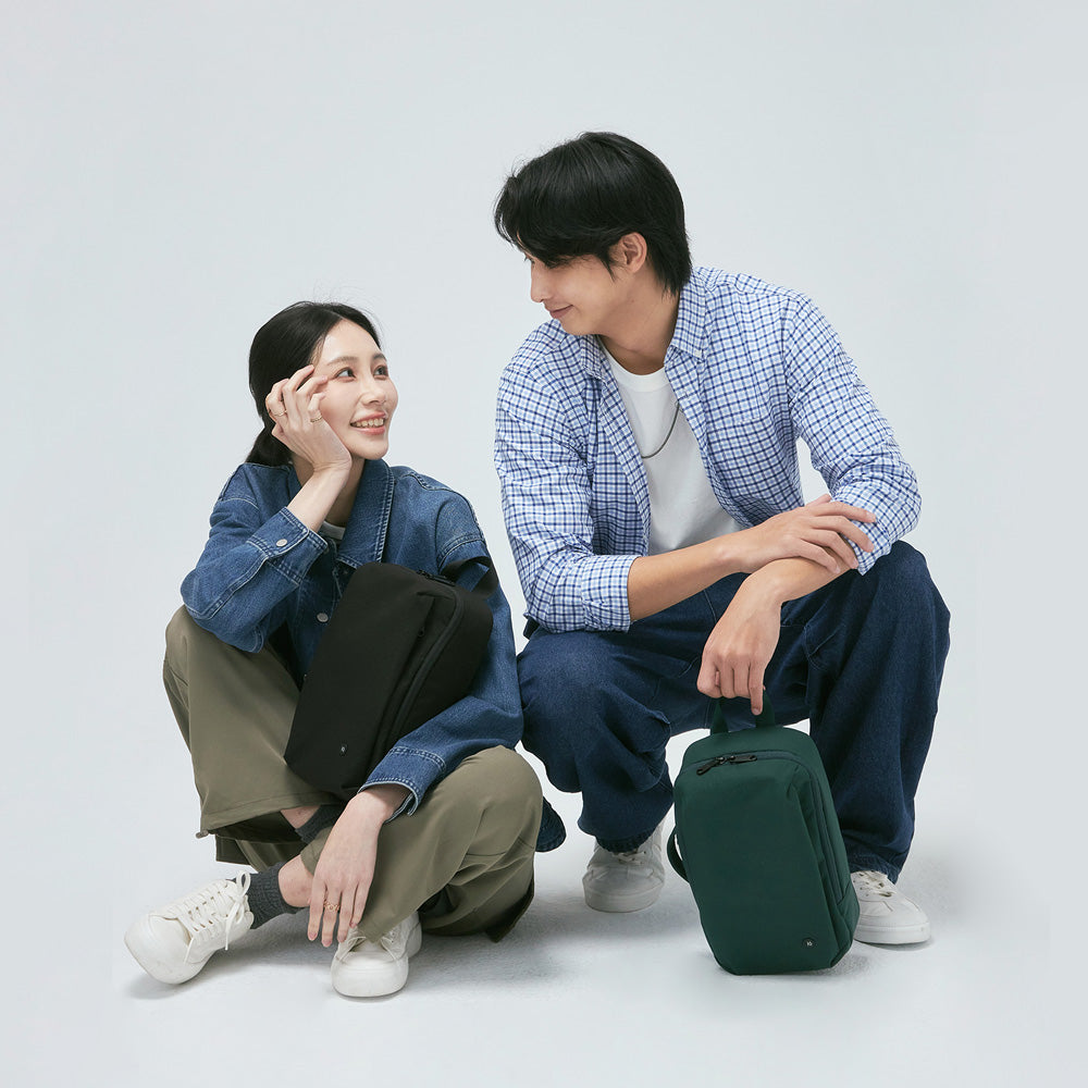 CIPU Dayflow單肩挎包 梧桐綠 男女模特兒同框展示梧桐綠與黑色兩色