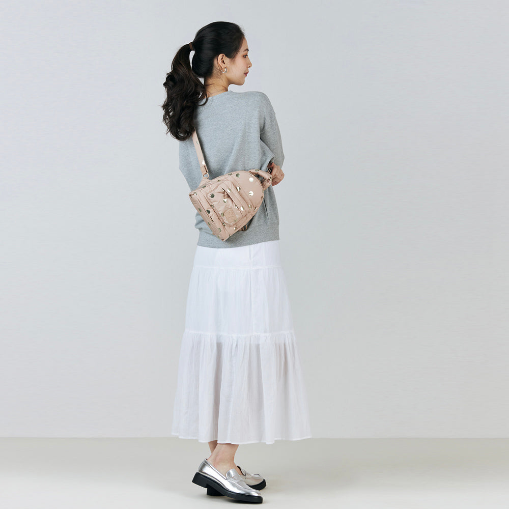 CIPU Airy後背包3WAY ECO裸金點 XS－女性模特兒側背示範，斜背帶穿搭背面