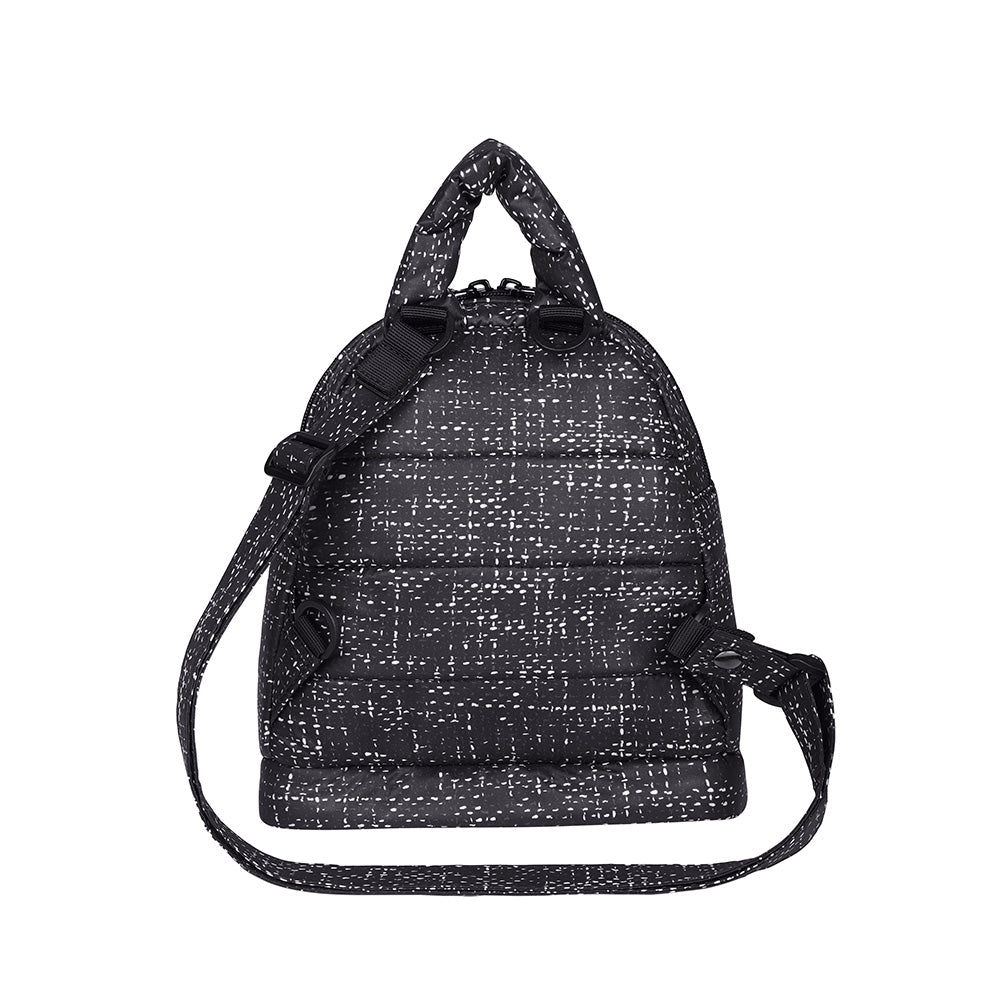 BB-AQ-2B_06.JPG CIPU XS後背包 ECO黑針呢 再生尼龍 背面特寫雙肩背帶與底部擴充設計